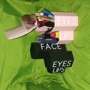 NWT Makeup Holder